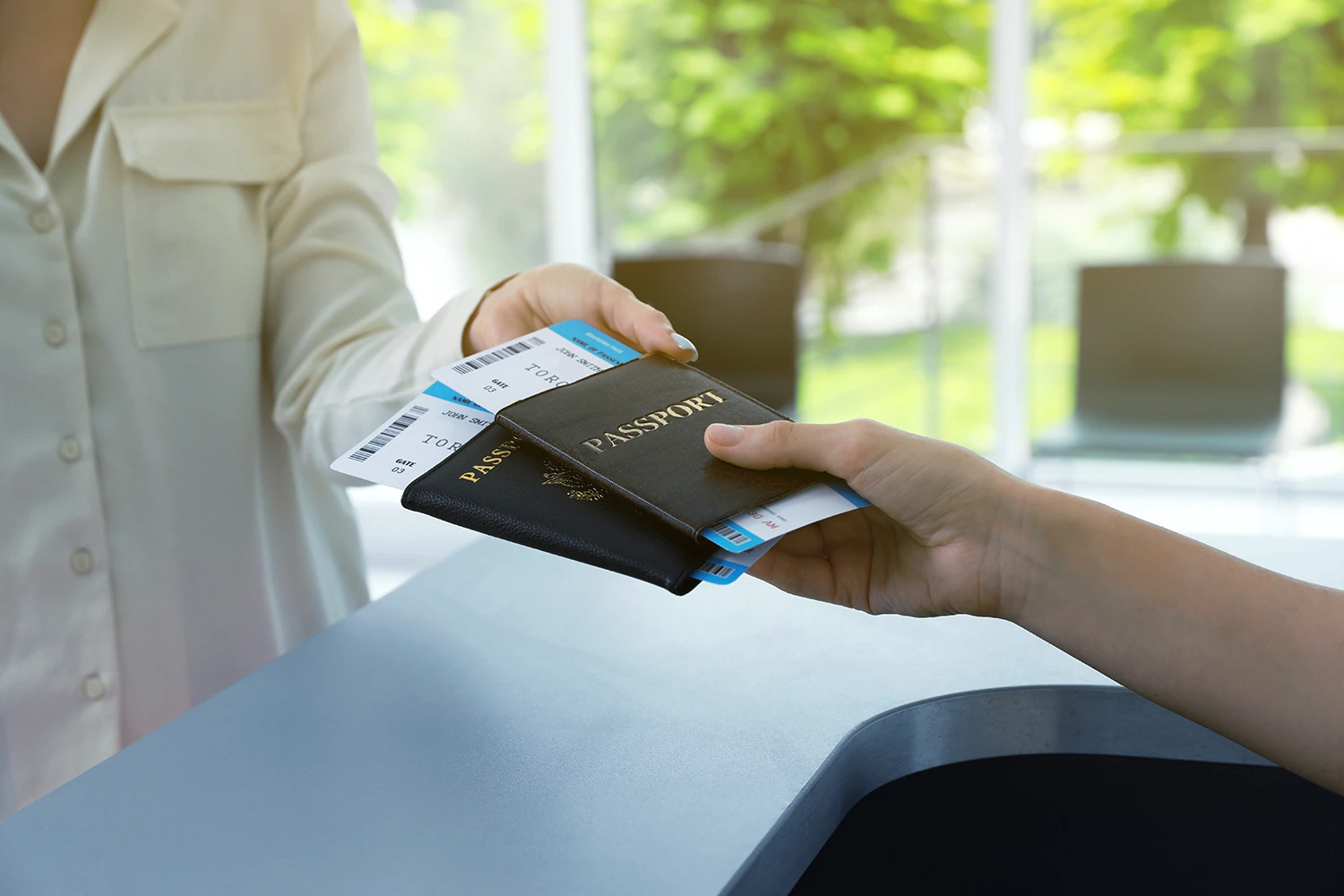 Agente entregando pasaportes y pasajes en el mostrador de check-in