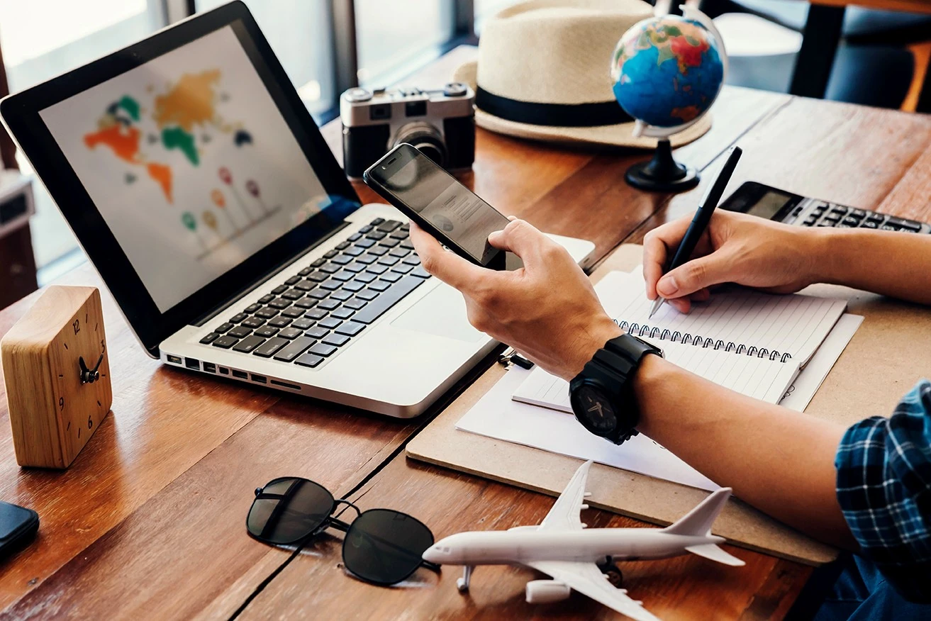 Viajero planificando su próximo destino en su escritorio